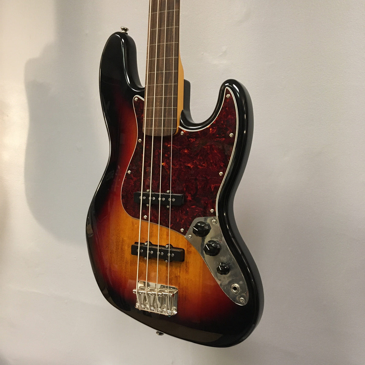 Squier Classic Vibe ‘60s Jazz Bass Fretless 3 Tone Sunburst Refurb