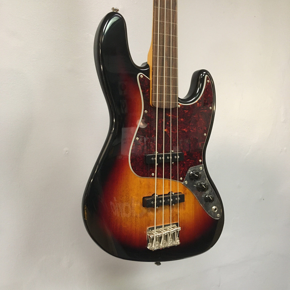 Squier Classic Vibe ‘60s Jazz Bass Fretless 3 Tone Sunburst