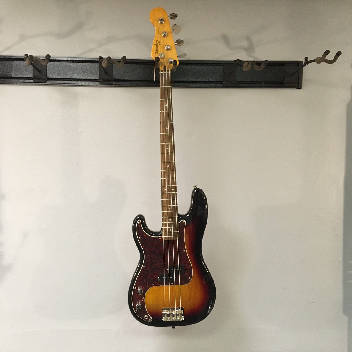 Squier Classic Vibe &#39;60s Precision Bass Left-handed 3-Tone Sunburst