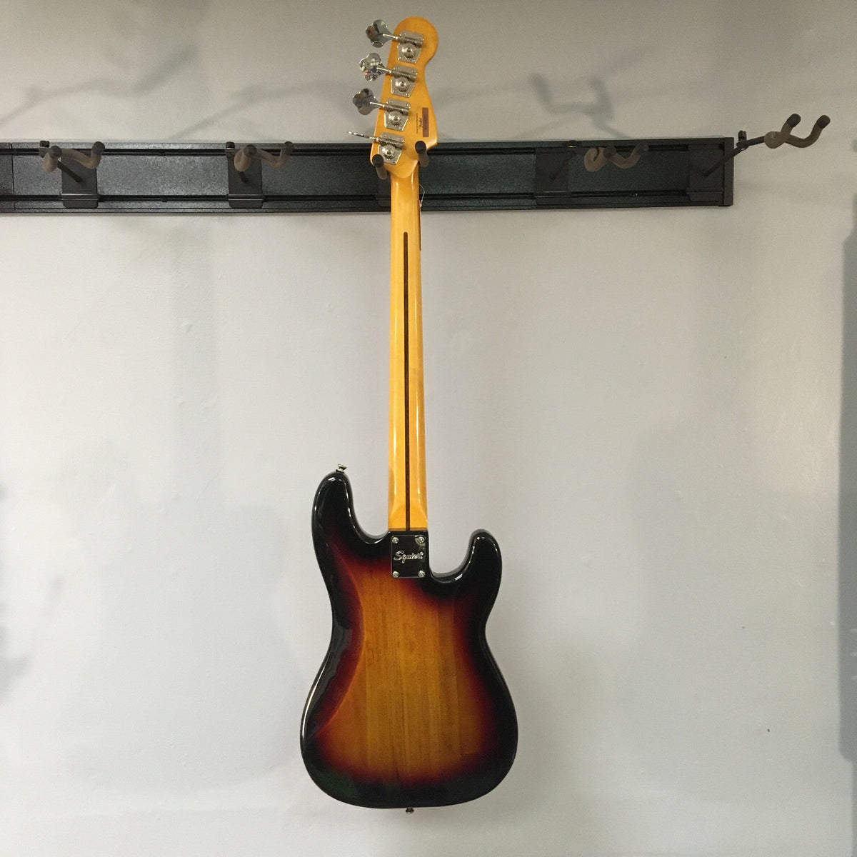 Squier Classic Vibe &#39;60s Precision Bass Left-handed 3-Tone Sunburst