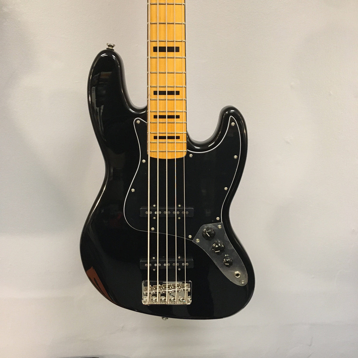 Squier Classic Vibe &#39;70s Jazz Bass Black Guitars on Main