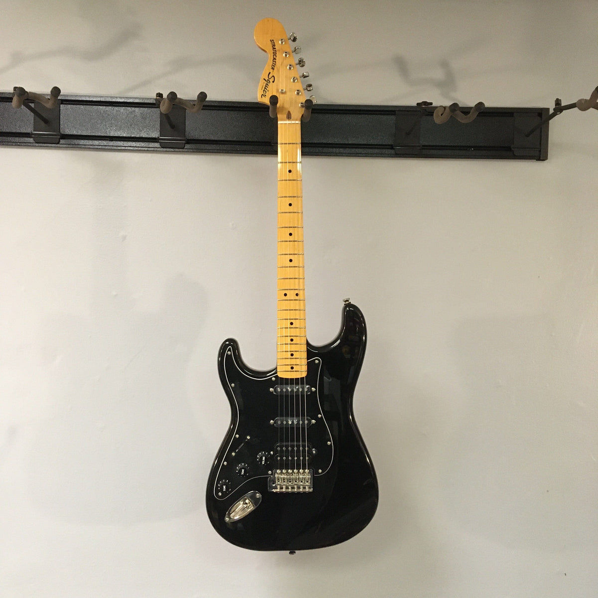 Squier Classic Vibe &#39;70s Stratocaster HSS Left-handed Black Refurb